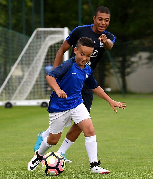 Ngôi sao của Monaco thị phạm từng động tác cho các cầu thủ trẻ.