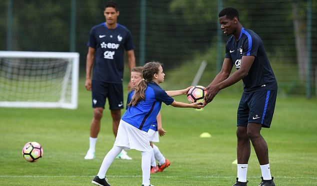 Tiền vệ của Manchester United, Paul Pogba cũng hết lòng giúp đỡ.