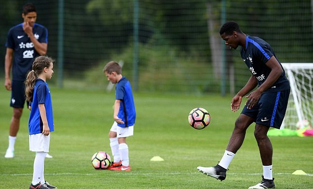 Chùm ảnh: Dàn sao tuyển Pháp tập luyện cùng tài năng nhí - Bóng Đá