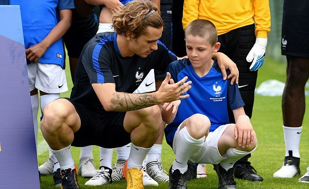 Griezmann có những chia sẻ chân thành đến các cầu thủ nhí.