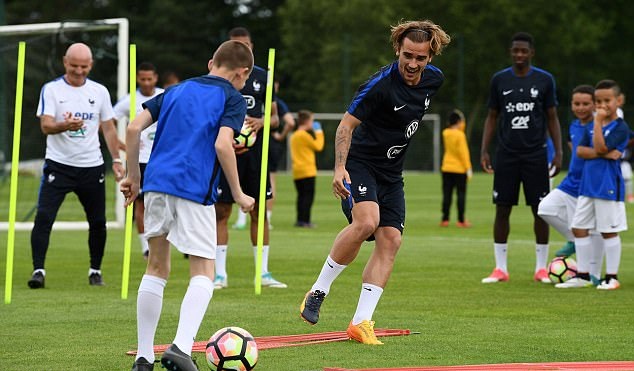 Chùm ảnh: Dàn sao tuyển Pháp tập luyện cùng tài năng nhí - Bóng Đá