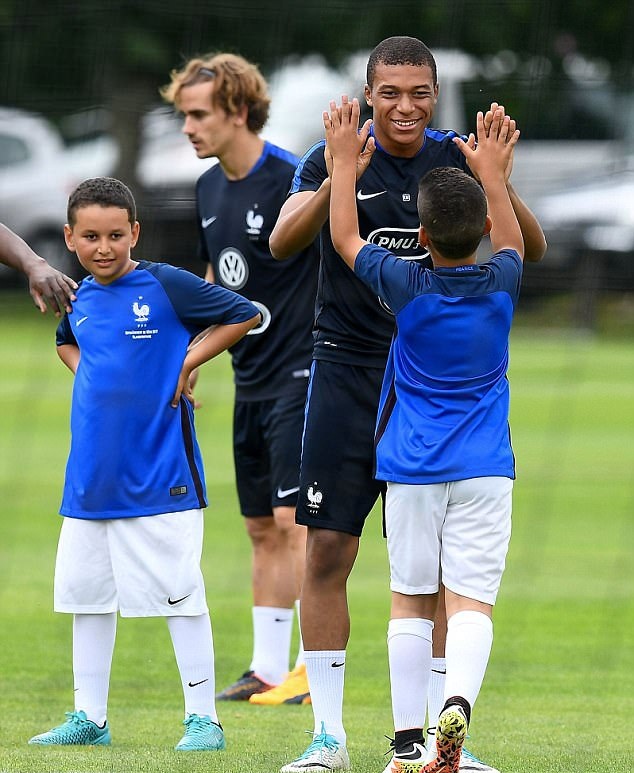 Bầu không khí vui vẻ bao trùm sân tập của tuyển Pháp trước trận giao hữu sắp tới.