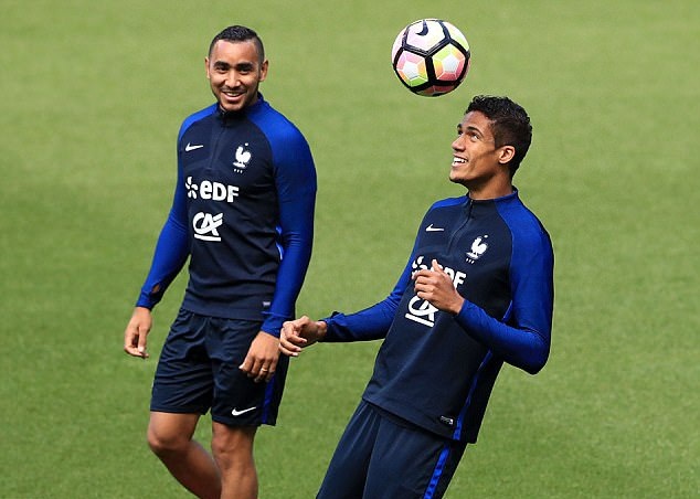 Varane pha trò cùng Payet.
