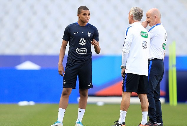 Mbappe tham khảo ý kiến của HLV Didier Deschamps và trợ lý.