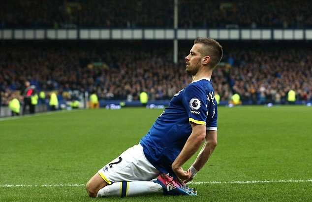 Hiện tại, tiền vệ người Pháp đang đầu quân Everton và có 14 lần ra sân.