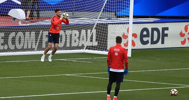 Trong khi đó, đội trưởng Lloris vừa mắc phải sai lầm nghiêm trọng khiến Pháp bị Thuỵ Điển đánh bại.