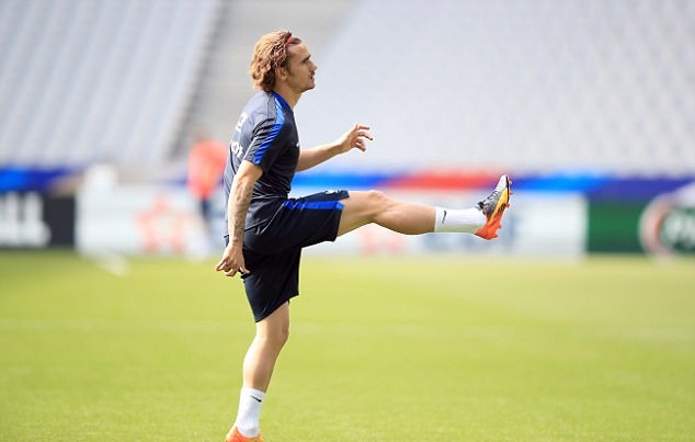 Antoine Griezmann khởi động riêng một góc.