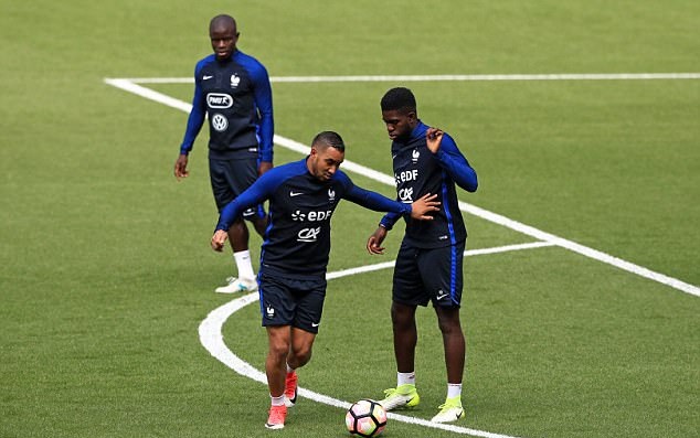 Payet và Umtiti trong một pha so kè.