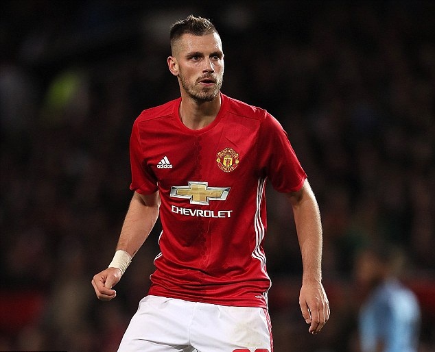 Schneiderlin trải qua một mùa giải khó khăn trong màu áo Manchester United vì không được đá chính thường xuyên.