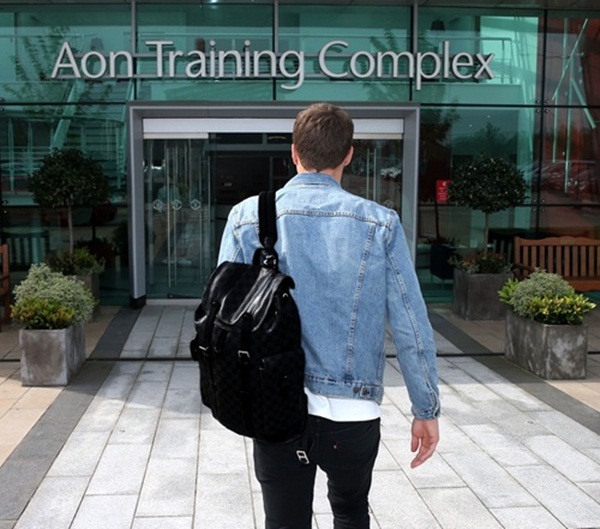 Sau khi trở về từ đợt tập trung ĐTQG, Lindelof nhanh chóng bay đến Manchester để chốt hợp đồng.