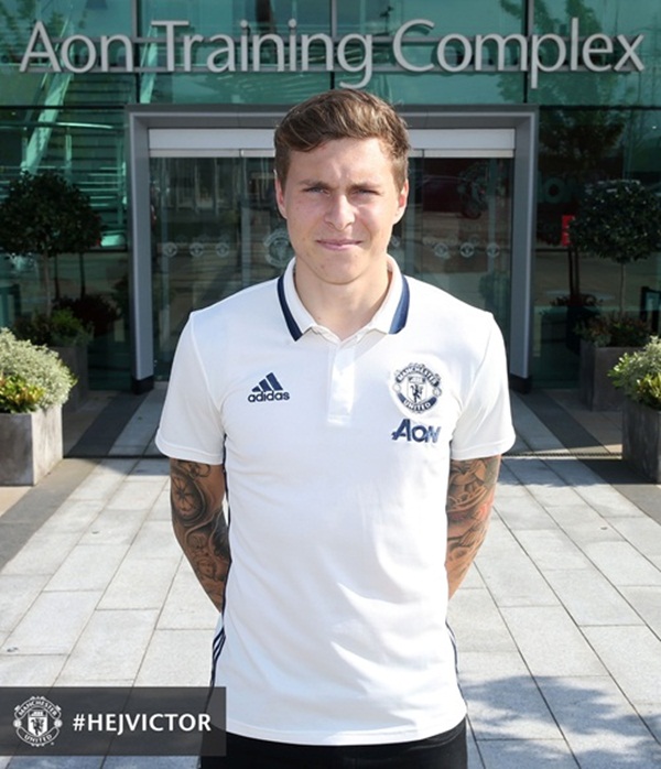 Như mọi cầu thủ khác, Lindelof tạo dáng trước cửa trung tâm Aon Training Complex.