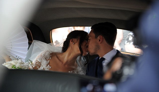 Cormanni và Darmian trao nhau nụ hôn nồng thắm.