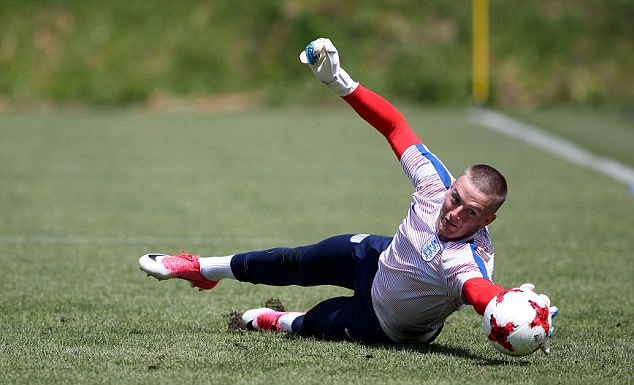 Thủ thành trẻ này hiện đang tập trung cùng đội U21 Anh để chuẩn bị cho giải U21 châu Âu.