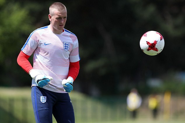 Pickford đã tạm rời trại tập trung để kí hợp đồng cùng Everton.