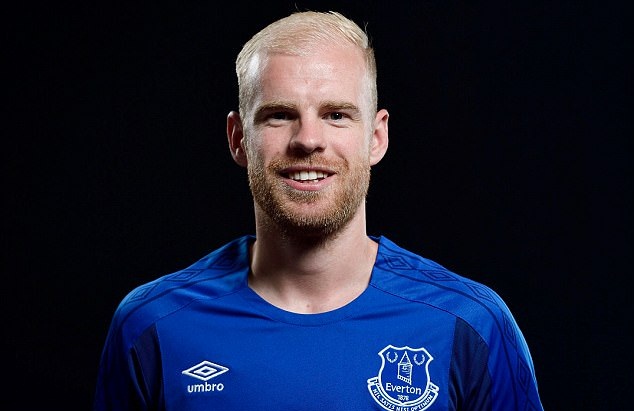 Sau Pickford, Everton cũng trình làng tân binh Klaassen từ Ajax.