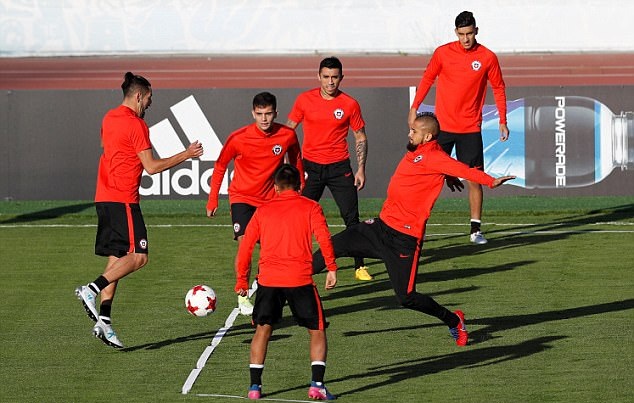 Vidal trong một pha tranh chấp bóng với đồng đội.