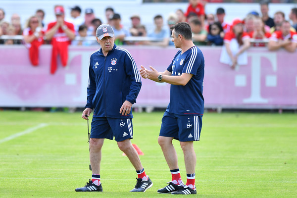 HLV Carlo Ancelotti trò chuyện cùng cộng sự.