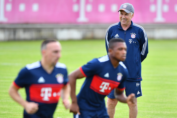 HLV Ancelotti chăm chú theo dõi các học trò khởi động.