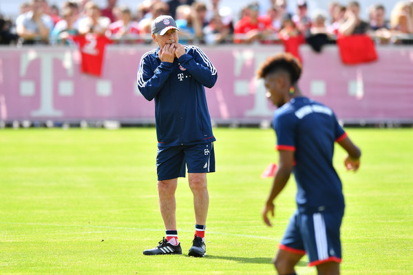 Chiến lược gia người Itaia không ngừng hò hét.