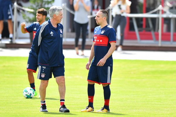 Ribery có khoảng thời gian trò chuyện cùng thầy của mình.