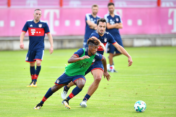 Tiền vệ Kingsley Coman trong một pha tranh chấp với Mats Hummels.