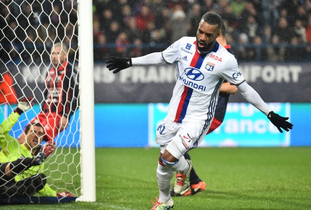 Lacazette hoàn tất kiểm tra y tế tại Arsenal.