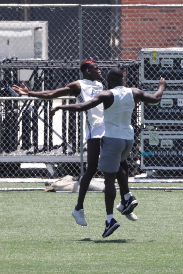 Pogba và Lukaku cùng nhau thực hiện các bài tập.