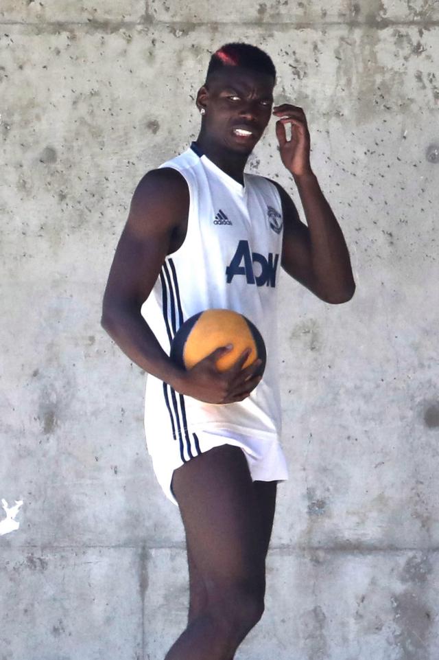 Pogba trong trang phục áo tập của M.U.