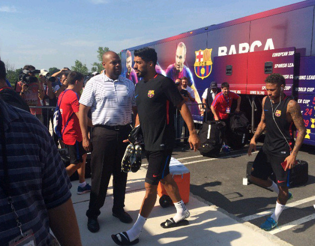 Suarez xuất hiện trên sân tập. Theo sau là Neymar.