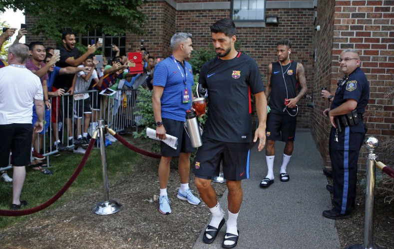 Các cầu thủ Barca tiến vào sân tập.