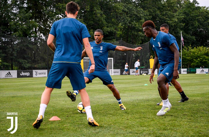 Các cầu thủ Juve vờn bóng với nhau.