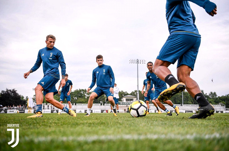 Cựu cầu thủ Fiorentina chăm chú theo từng đường bóng trên sân.