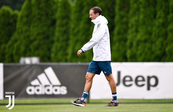 HLV Allegri chăm chú theo dõi các học trò.