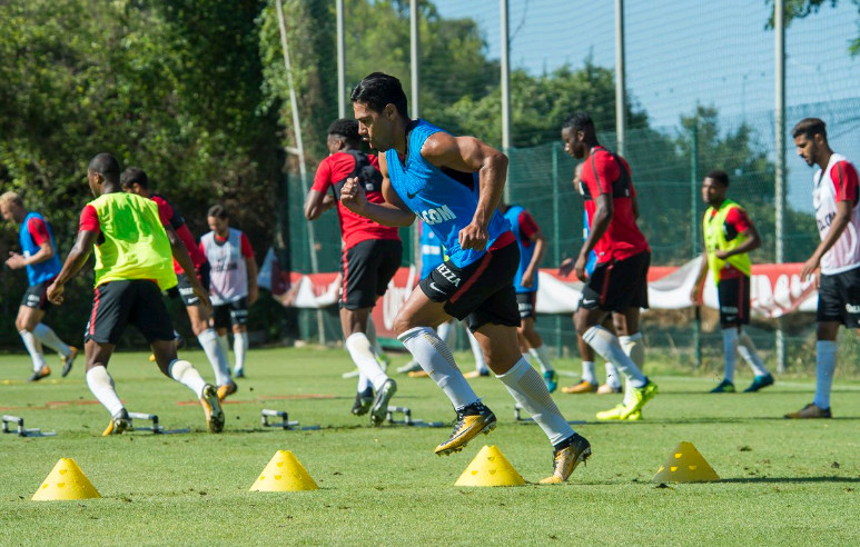 Falcao cũng rất nỗ lực trên sân tập.