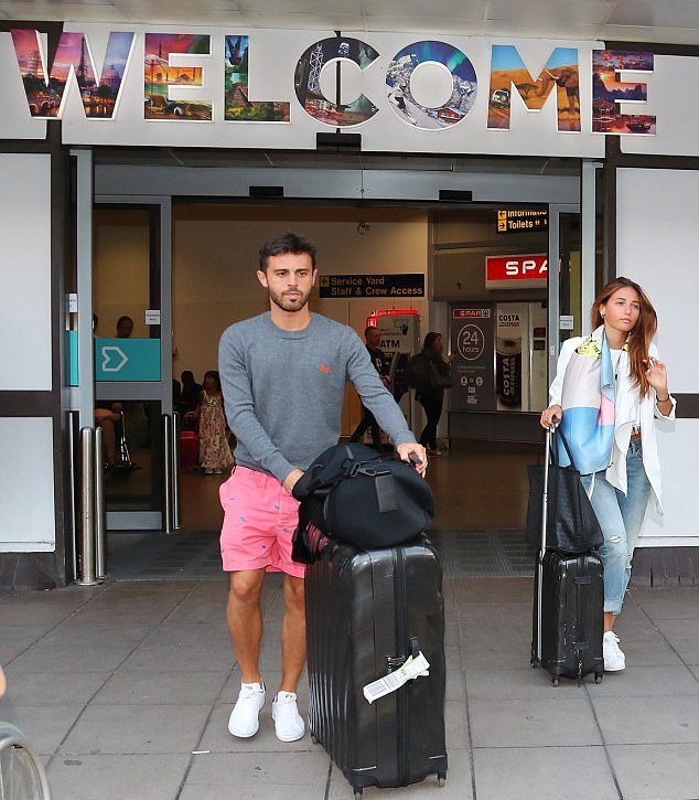 Cánh báo giới đã chộp được khoảnh khắc Bernardo Silva xuất hiện tại sân bay Manchester.