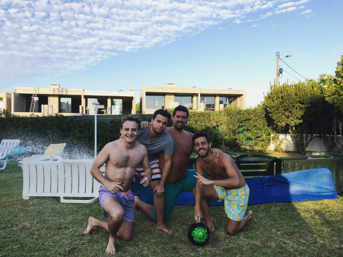 Tiền vệ này cùng bạn gái đã xuất hiện tại Ibiza, Tây Ban Nha.