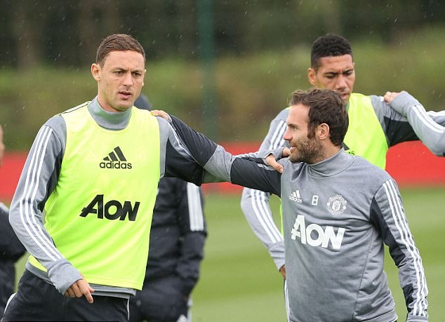 Trong buổi tập trước đó, tiền vệ người Serbia khá thân thiết với Juan Mata, một cựu cầu thủ khác của Chelsea.