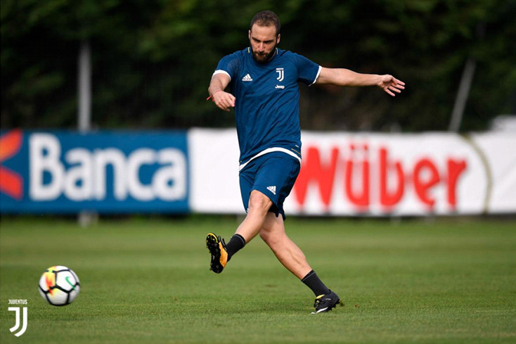 Higuain chăm chỉ tập dứt điểm.