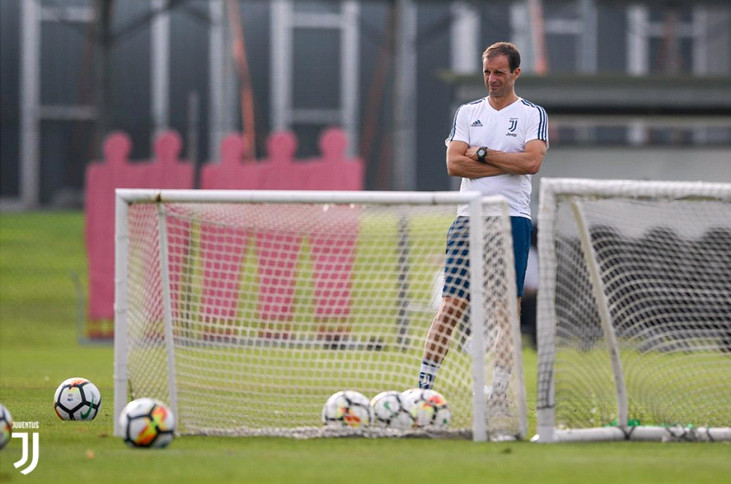 HLV Allegri lặng nhìn học trò từ xa.