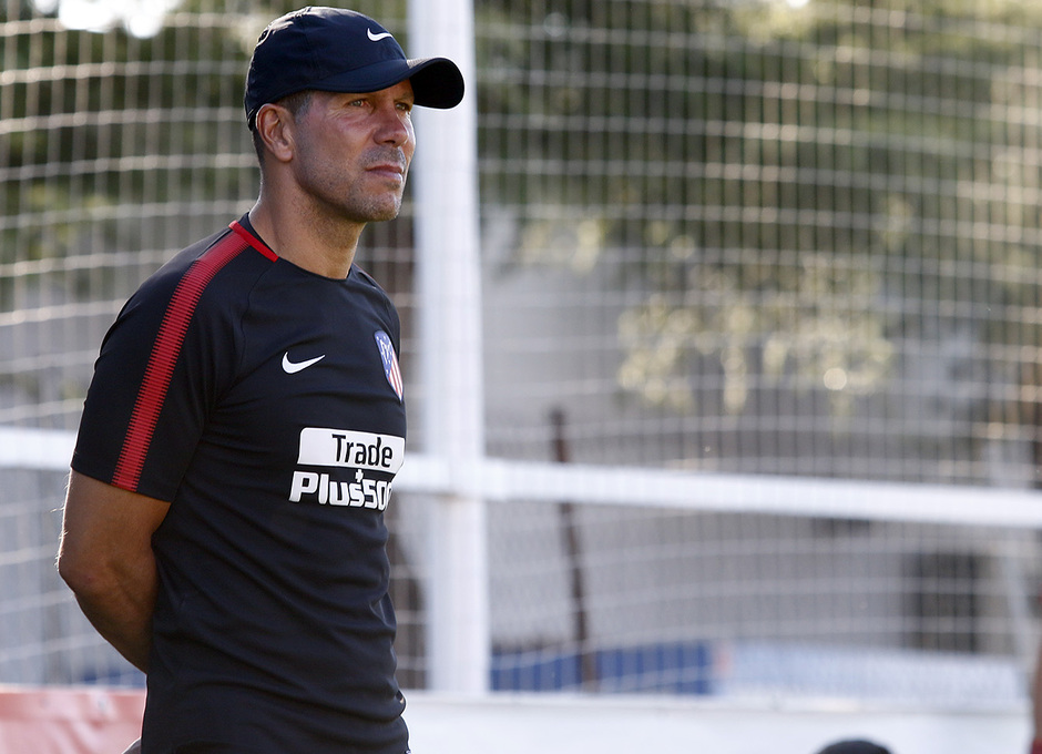 HLV Diego Simeone quyết định chia đội hình ra làm hai để tiện cho các bài tập.