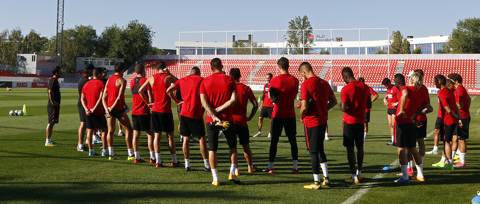 Cả đội lắng nghe chỉ thị từ ban huấn luyện.