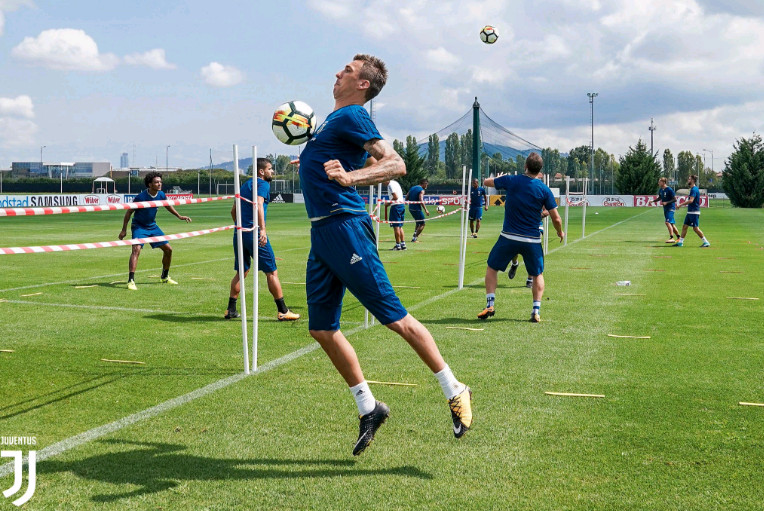 Các cầu thủ Juve tập theo phong cách mới lạ.