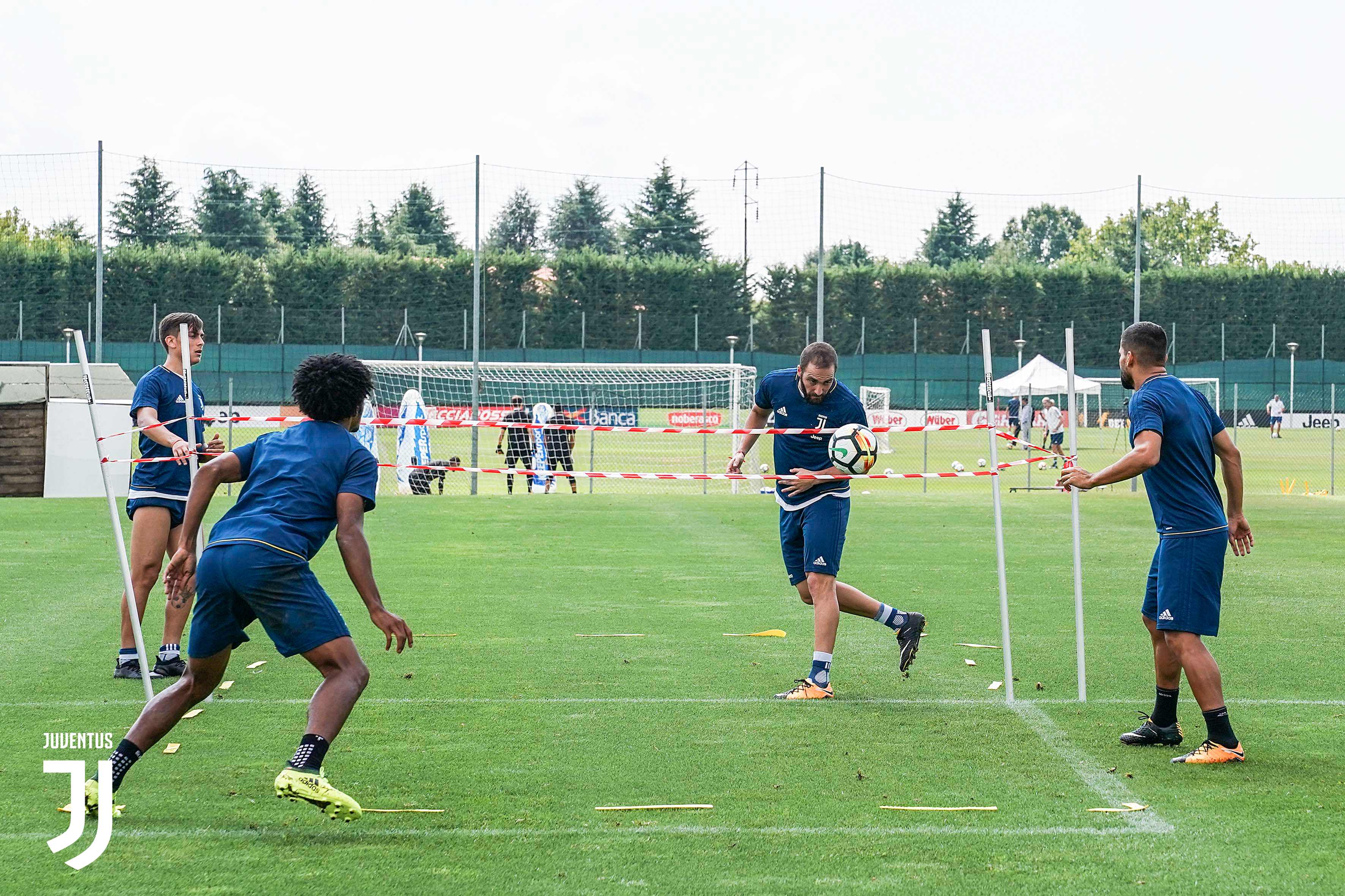 Higuain cũng không kém cạnh khi chơi cặp cùng Dybala.