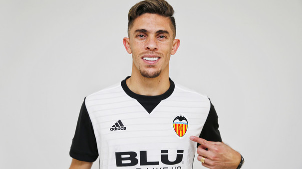 Gabriel đồng ý kí vào bản hợp đồng có thời hạn 5 năm.