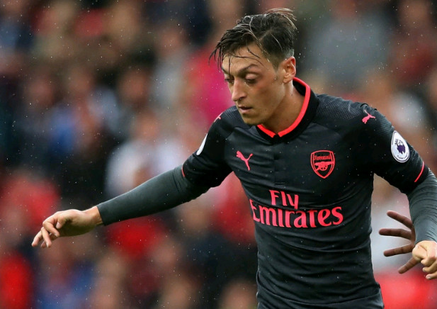 Ozil bị chỉ trích kịch liệt trong trận cầu đêm qua.