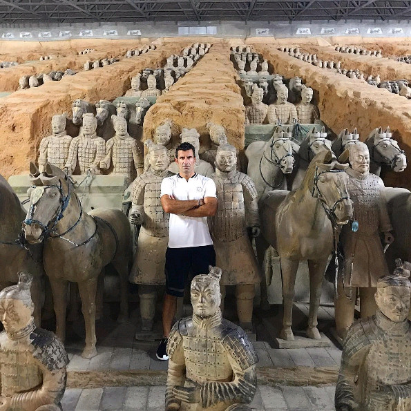 Figo tạo dáng cực ngầu tại mộ Tần Thuỷ Hoàng.