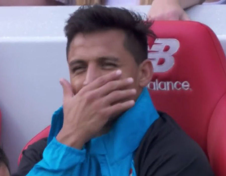 Nụ cười bí hiểm của Sanchez khi thua trận.