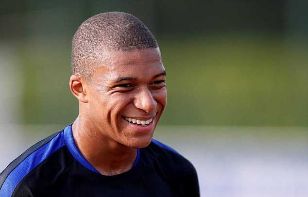 Kylian Mbappe là tiêu điểm của giới truyền thông.