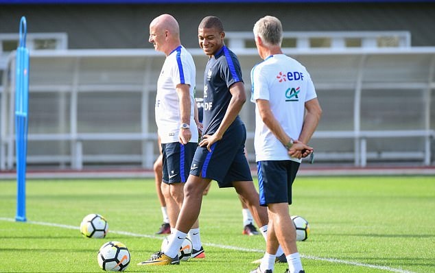 Tài năng trẻ này được các HLV của tuyển Pháp chỉ dẫn tận tình.