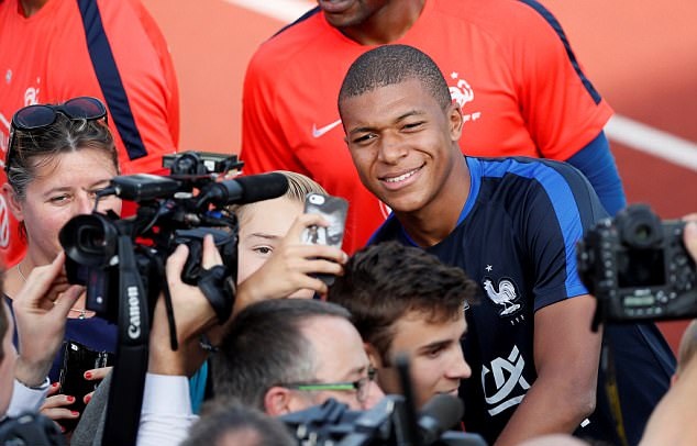Sau đó, Mbappe tự sướng cùng người hâm mộ sau buổi tập.